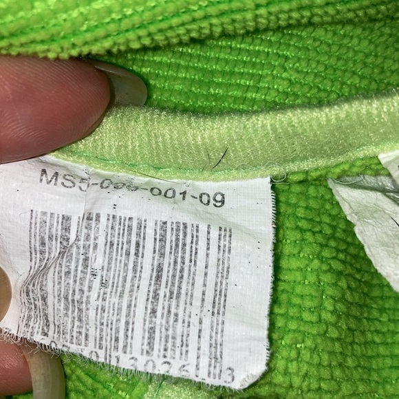 GUC CHILD TOWEL THAT FOLDS INTO A FROG & HAS A HAT FOE WET HAIR CHILD WILL LOVE - Picture 5 of 5